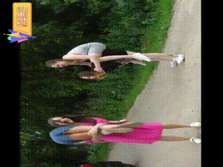 四個美女在效外小路上玩遊戲 - YouTube~1